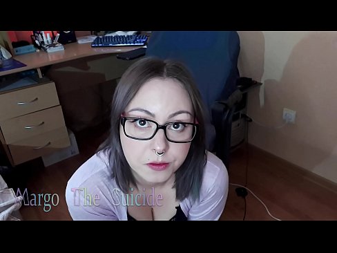 ❤️ 戴眼鏡的性感女孩在鏡頭前深吸假陽具 ❤❌ 優質性愛 在我們
